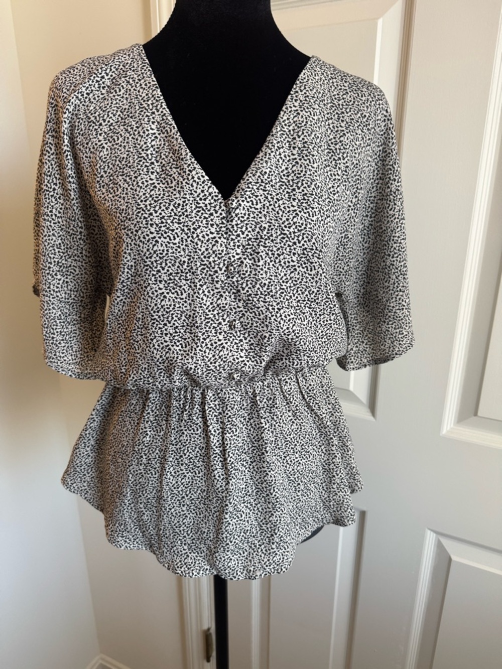 Sienna Sky Black White Animal Print V-Neck Kimono Sleeve Peplum Blouse M